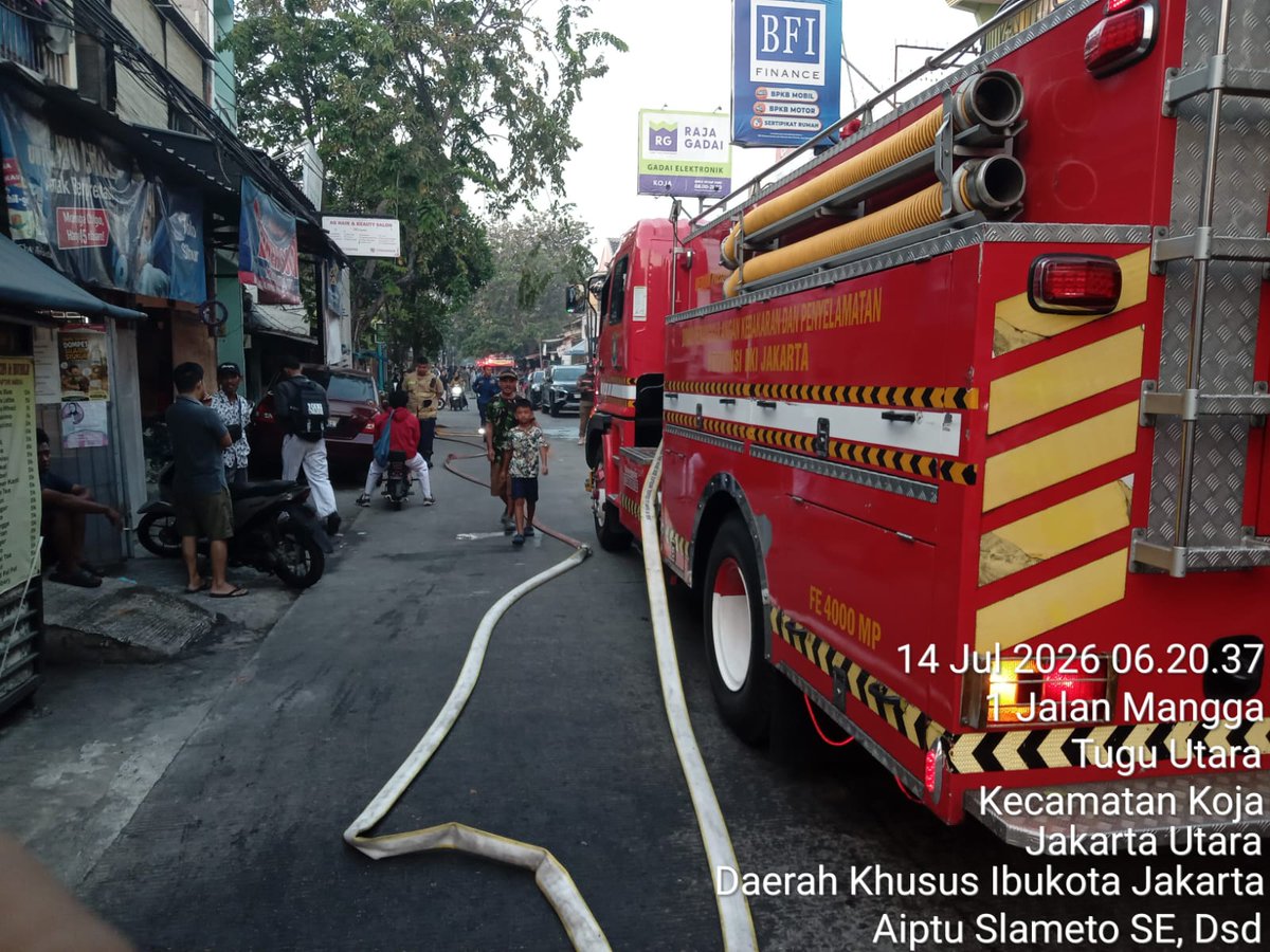 SonoraFM92's tweet photo. 06.35 Kebakaran rumah sekitar pukul 05.45 Wib di Jl. Madya No.39 RT.2/RW.3, Tugu Utara Kec. Koja, Jakarta Utara dekat SDN Tugu Utara Koja, saat ini sudah ditangani Petugas Unit Damkar Jakut
@TMCPoldaMetro https://t.co/EspYfzVDe3