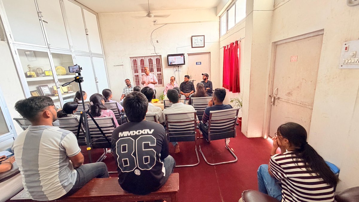 Beerabhadra's tweet photo. The first session of the Divi Social Leadership Programme (#DSLP) by @Diviwelfare was successfully held at the Divi Conference Hall. Dr. Uttam Ojha Ji delivered the keynote on social leadership, nation-building &amp; disability inclusion. Students from BHU, SRM, DBS Global, DSVV. https://t.co/fVTsC1sdbd