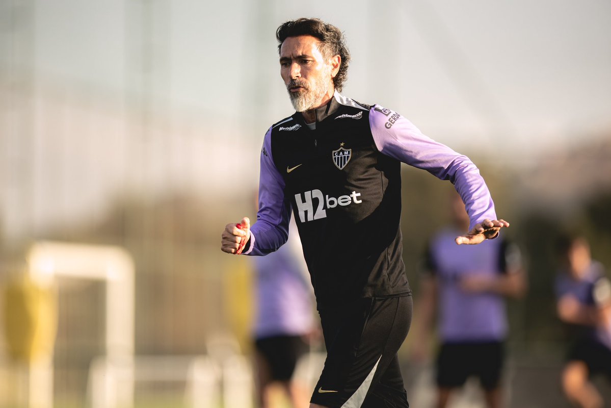CentralDoCAM's tweet photo. ⚠️ Agora!

O técnico Eduardo Domínguez está insatisfeito com o fato de as demandas para reforçar o elenco do Galo não terem sido atendidas.

🗞️ @HGPlayTV | @hevertonfutebol 
📸 Pedro Souza/Atlético-MG https://t.co/S8m5QSfpHV