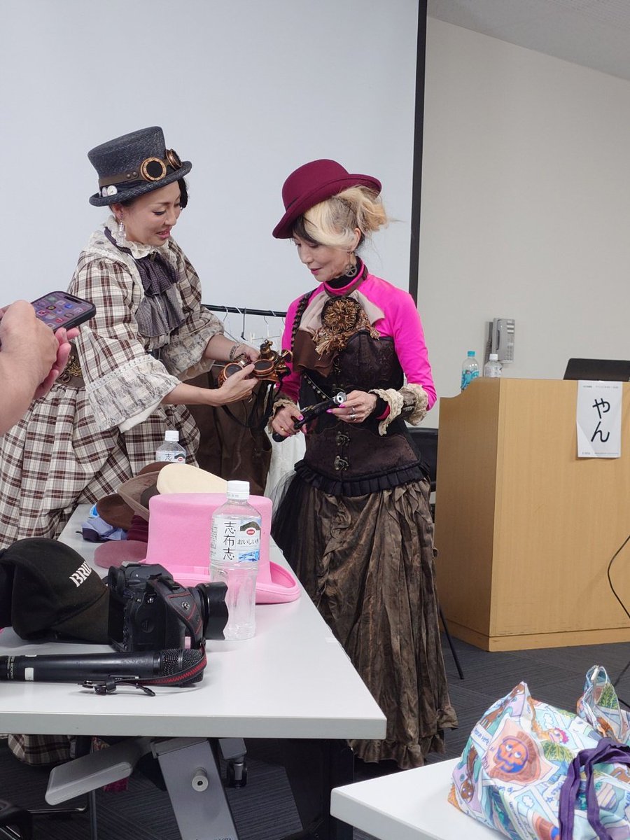 chaos0531jp's tweet photo. 蛮ちゃんと学ぶスチームパンクファッションでは、やんさんが素晴らしかった。
対談式企画が殆どの中で、前半9割「ピン」で講義。歴史語りと客層からみたネタ提供と自分の想い語りの配分が絶妙。キクマコ先生との掛け合いも流れを止めず、後半に引きずり出し。
#SF64 #HELLCON #スチームパンク研究会 https://t.co/6F1uOBbJVK