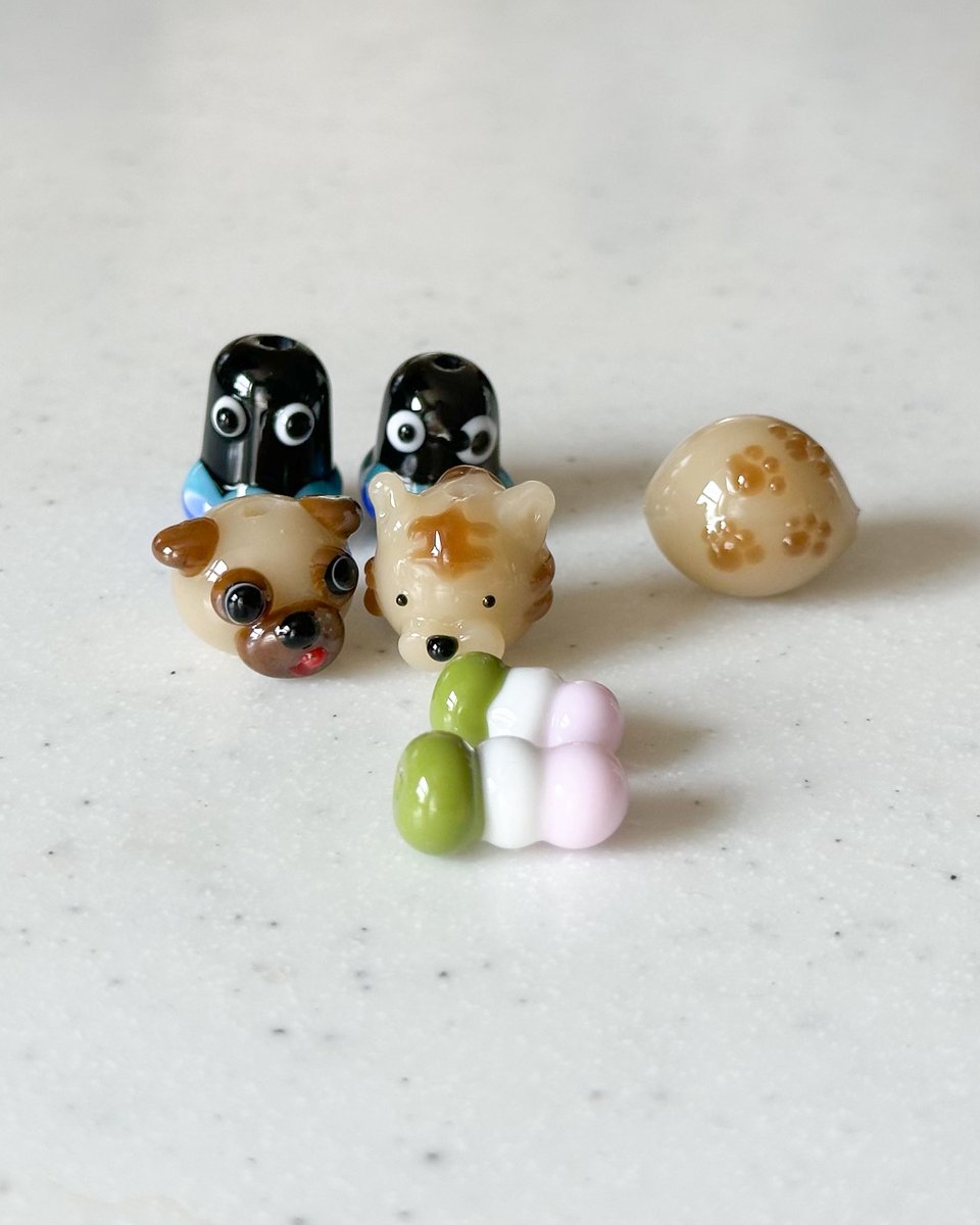 aya_sona's tweet photo. 昨日作ったとんぼ玉。
パグが意外とお気に入り。
後ろにいるのは海坊主。
猫…どうしても猫に見えないんだよなー
耳なのかな？

#とんぼ玉 https://t.co/aTvmEmxBnu