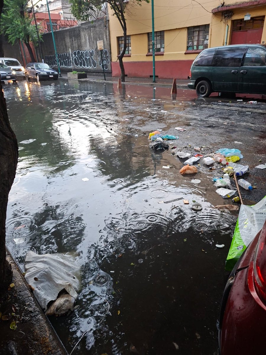 Zpablo10's tweet photo. @AlessandraRdlv @AlcCuauhtemocMx 
Buena tarde.!!
Sería posible que nos puedan apoyar para el desasolve de algunas coladeras tapadas que provocan los vecinos con el tiradero de basura en la calle de Soto esquina con Camelia en @LaGuerreroDF .?? https://t.co/xtRFifaeo5