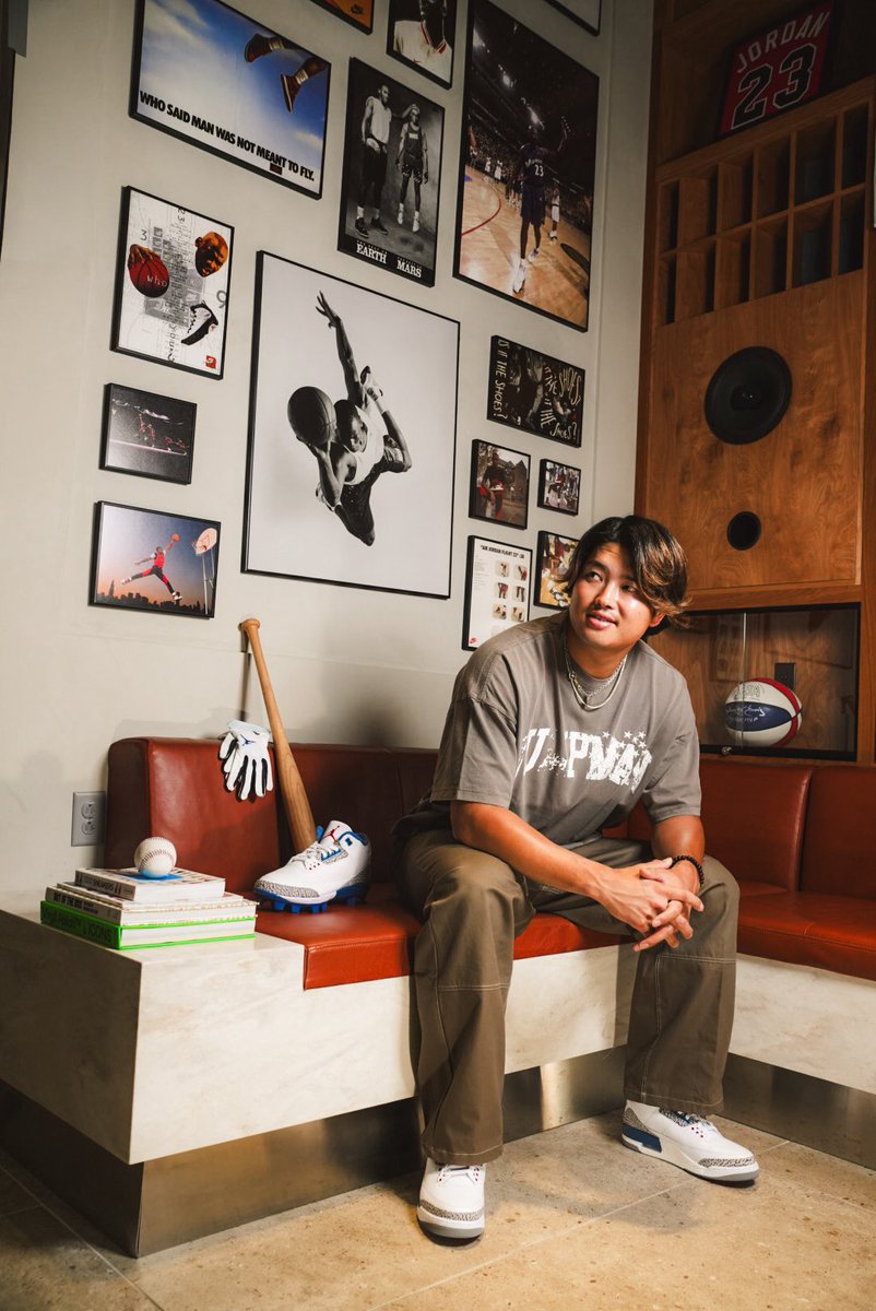 nicekicks's tweet photo. White Sox first baseman Munetaka Murakami on joining Jordan Brand: 

“𝗝𝗼𝗶𝗻𝗶𝗻𝗴 𝗝𝗼𝗿𝗱𝗮𝗻 𝗕𝗿𝗮𝗻𝗱 𝗶𝘀 𝗮 𝗱𝗿𝗲𝗮𝗺 𝗰𝗼𝗺𝗲 𝘁𝗿𝘂𝗲. 𝗧𝗼 𝗯𝗲 𝗽𝗮𝗿𝘁 𝗼𝗳 𝗮 𝗳𝗮𝗺𝗶𝗹𝘆 𝘁𝗵𝗮𝘁 𝗶𝗻𝗰𝗹𝘂𝗱𝗲𝘀 𝘀𝗼𝗺𝗲 𝗼𝗳 𝘁𝗵𝗲 𝘄𝗼𝗿𝗹𝗱’𝘀 𝗴𝗿𝗲𝗮𝘁𝗲𝘀𝘁 𝗮𝘁𝗵𝗹𝗲𝘁𝗲𝘀 𝗶𝘀 𝗮𝗻 𝗶𝗻𝗰𝗿𝗲𝗱𝗶𝗯𝗹𝗲 𝗵𝗼𝗻𝗼𝗿 𝗮𝗻𝗱 𝗜’𝗺 𝗲𝘅𝗰𝗶𝘁𝗲𝗱 𝘁𝗼 𝗿𝗲𝗽𝗿𝗲𝘀𝗲𝗻𝘁 𝗝𝗼𝗿𝗱𝗮𝗻 𝗕𝗿𝗮𝗻𝗱 𝗼𝗻 𝘁𝗵𝗲 𝗳𝗶𝗲𝗹𝗱 𝗮𝗻𝗱 𝗵𝗲𝗹𝗽 𝗴𝗿𝗼𝘄 𝘁𝗵𝗲 𝗴𝗮𝗺𝗲 𝗼𝗳 𝗯𝗮𝘀𝗲𝗯𝗮𝗹𝗹 𝗳𝗼𝗿 𝘁𝗵𝗲 𝗻𝗲𝘅𝘁 𝗴𝗲𝗻𝗲𝗿𝗮𝘁𝗶𝗼𝗻.”