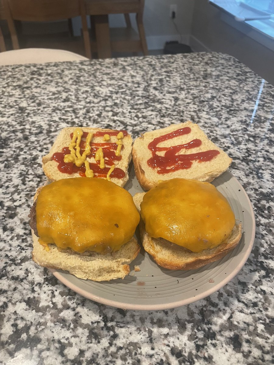 bfinch_23's tweet photo. @BarstoolBigCat 

Bring Back Burgers https://t.co/UqolstpTDS