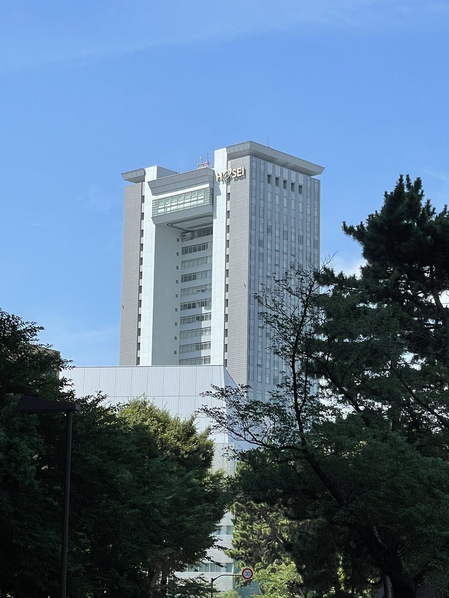 TakeruNagaoka's tweet photo. 経営組織論（第13回）「ゲスト講義④」#mgtorg2026 

おはようございます。暑い！　今日は今年一番の暑さだそうです。市ヶ谷もすでに30℃に達しています。熱中症に注意しようと、外濠公園の中、木陰を選びながら市ヶ谷キャンパスに向かいます。

しっかり水分補給して、さあ今日も、楽しく学ぼう！ https://t.co/gy6pT8LUAY