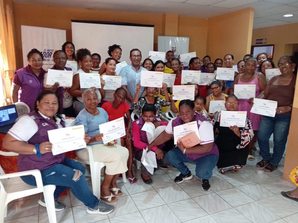 MinGobiernoEc's tweet photo. #Esmeraldas | Llegamos al barrio La Propicia para fortalecer la prevención de la violencia contra las mujeres. En coordinación con el @ECU911_, socializamos el funcionamiento del Botón Violeta y dialogamos con más de 50 mujeres del sector sobre esta herramienta de protección. https://t.co/g2YLAgLRCm