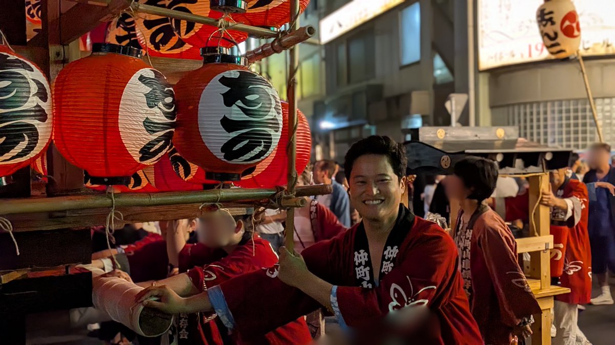 Hashimoto_Mkhk's tweet photo. 久喜提燈祭り「天王様」では、毎年、曜日にかかわらず初日の7月12日と最終日の18日に、7台の山車が繰り出し、夜には各山車が五百の提燈をまといます。
私も一員として、山車の運行に加わりました。
今年は最終日の7月18日が土曜日です。夜の久喜駅西口ロータリーで、勇壮に回転する提燈山車を、ぜひご覧ください！

#久喜市 #久喜提燈祭り #天王様 #仲町 #橋本みきひこ
