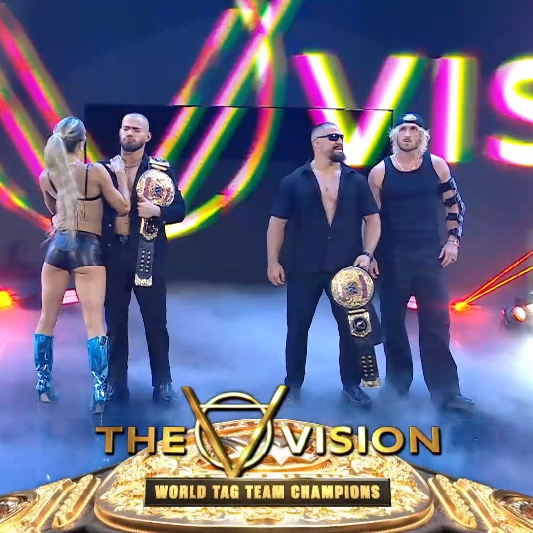 JevonistaOG's tweet photo. No sé si soy el único que se hace esta pregunta pero se las hago a todos ustedes:

Que paso con Breaker para que en unos meses pasará de esto a esto ?

#WWERAW https://t.co/1qdNjyHDjg