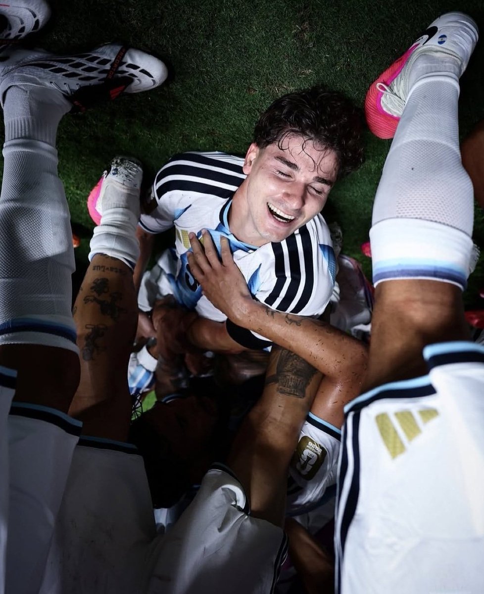 serveargmen's tweet photo. We all want to be him 😵‍💫😵‍💫😵‍💫 https://t.co/fz7LP55AB9