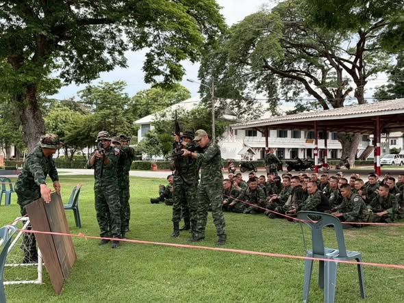 armypr_news's tweet photo. เดินหน้าฝึกเข้ม เตรียมความพร้อมสู่การตรวจสอบแข่งขันระดับกองทัพบก ประจำปี 2569
หน่วยขึ้นตรงกองพลทหารราบที่ 4 โดย กองพันทหารราบที่ 3 กรมทหารราบที่ 4 ได้ดำเนินการฝึกเตรียมความพร้อมกำลังพล เพื่อรองรับการตรวจสอบแข่งขันเป็นหน่วย หมู่ ตอน หมวด (ทหารราบ) ระดับกองทัพบก ประจำปี 2569 โดยมุ่งเน้นการพัฒนาขีดความสามารถของกำลังพลให้มีความพร้อมทั้งด้านร่างกาย ยุทธวิธี และการปฏิบัติการทางทหารอย่างมีประสิทธิภาพ
การฝึกประกอบด้วย
• เวลา 05.30–08.00 น. ทดสอบสมรรถภาพทางร่างกาย
• เวลา 10.00–12.00 น. ตรวจสภาพความพร้อมรบ
• เวลา 13.00–16.00 น. ฝึกกิจเฉพาะการ “การกวาดล้างคูติดต่อ”
• เวลา 16.00–17.30 น. ออกกำลังกายและฝึกดึงเชือกเส้นเดียว
ทั้งนี้ เพื่อให้มีความพร้อมในการตรวจสอบแข่งขันระดับกองทัพบกต่อไป
#ศูนย์ประชาสัมพันธ์กองทัพบก