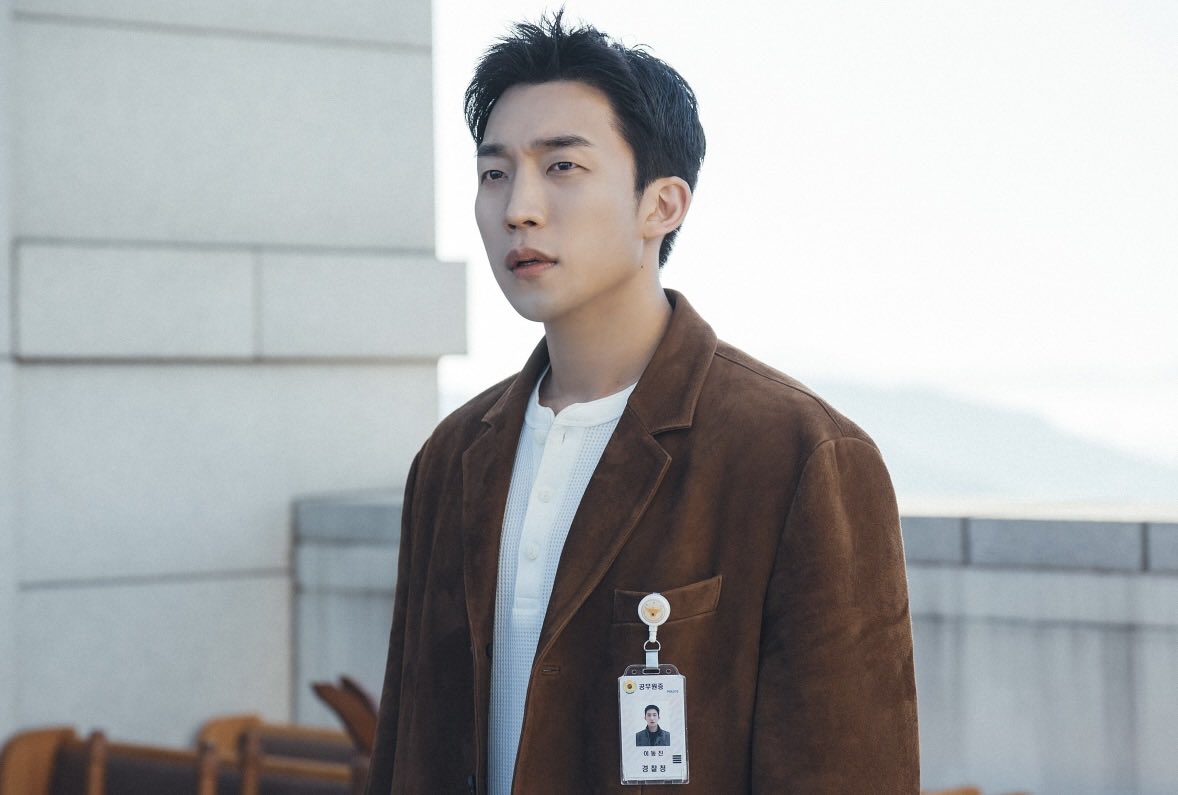 lee40yi's tweet photo. Lee Sangyi: I thought dongjin resembled a #wolf, both in the way he always wears black clothes and the way he relentlessly pursues his goal until the end. His constant digging into the case is like a #mole and #tenacity is the word that best describes him https://t.co/slyzclj6pz