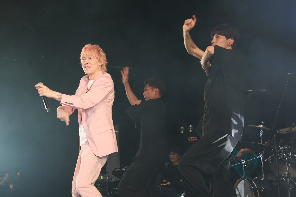 Mi__xxxx's tweet photo. ｿﾛでも凄く盛り上がったけどｳｨﾝ君とのｺﾗﾎﾞでは2人が目を合わせながら歌ってたのが印象的だった✨
ﾀﾞﾝｻｰの2人もまた4人とは違った見え方だったし…BOLD WAVEの皆ｻﾝが終始演奏だったから嬉しかったと思うしｺｰﾗｽのお2人もいて心強かったょね😊

#ユチョン https://t.co/PvP5TnpL2e