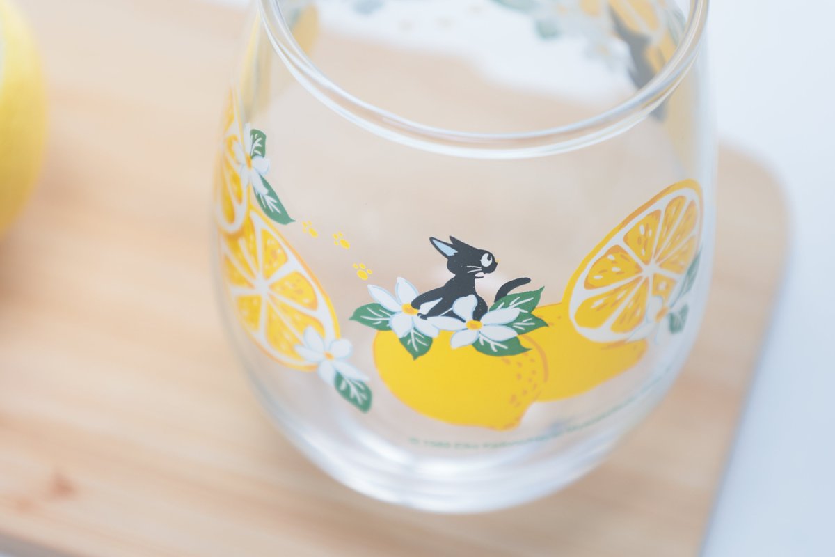 ghibli_dongurep's tweet photo. 🍋再入荷🍋

夏の食卓を涼やかに彩るアイテムが再入荷✨

レモンやお花に囲まれたジジの表情や仕草を楽しめるデザインです🌼

夏のおうち時間にぴったりのアイテム！
.
魔女の宅急便
レモンフラワーシリーズ
🔶ガラスマグ ¥2,200
🔶ガラスタンブラー ¥1,760

7/25（土）発売。
#どんぐり共和国 https://t.co/AZA7tytMJb