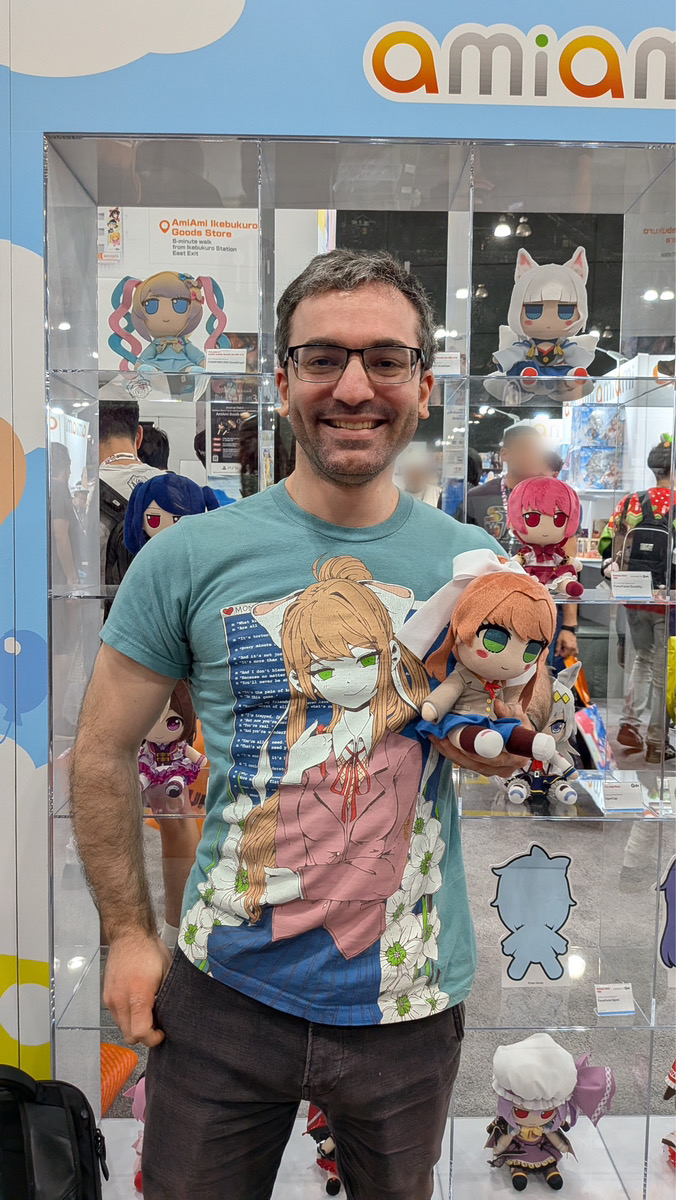 AmiAmi_Report's tweet photo. We were thrilled to welcome Dan Salvato (@dansalvato), creator of Doki Doki Literature Club, to our booth during #AX2026!

We even got to snap a photo with FumoFumo Monika!
Thank you for stopping by and for this wonderful opportunity!✨

#amiamiAX2026 #AmiAmiEventReport https://t.co/iTtldrfgX9