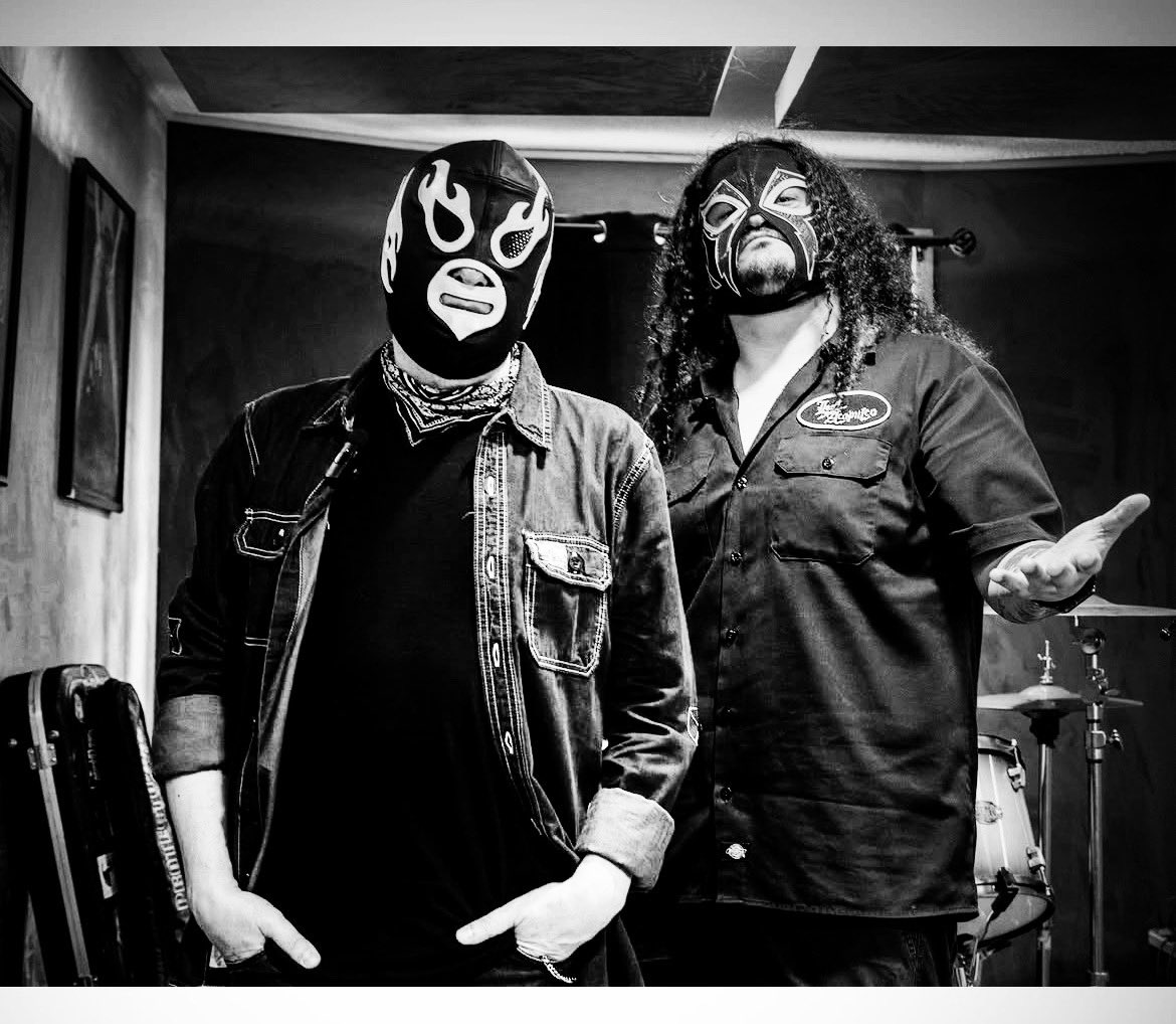 AcapulcoPerdido's tweet photo. Reverendo y Crunchy dando la bienvenida a los ensayos. ¿Ya escucharon “Sismic”? ¿Ya tienen su vinyl de “Death by Robots”?
#acapulco #guitarras #instro #studio #FIFAWorldCup https://t.co/99ljQxJf5q