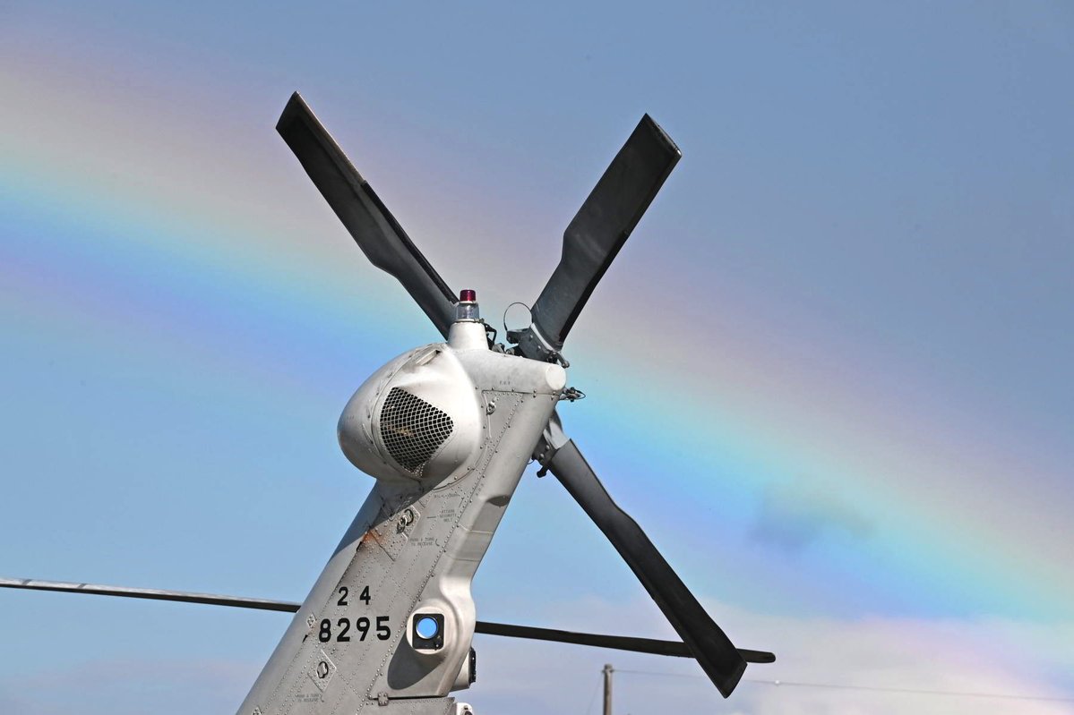 ヘリコプター　テールローター 空にふわっと虹が…🌈 テールローターの向こうに広がる景色 なんだか