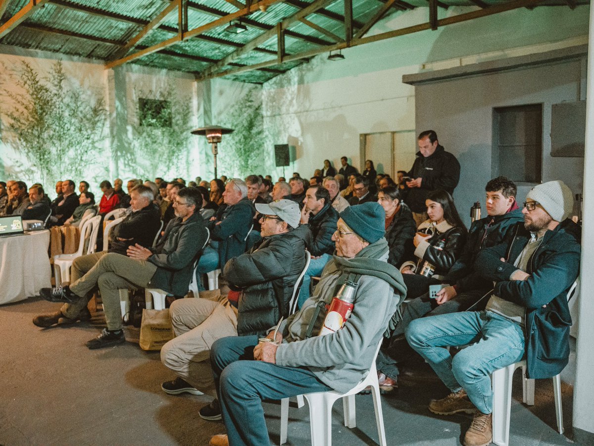 CopagranUy's tweet photo. 🙌 Para cerrar, un panel de preguntas donde el público pudo consultarle directamente a los especialistas. 

¡Gracias a todos los que estuvieron esta noche en Carmelo!

Nos vemos mañana en Young. 📍 https://t.co/A1yI3Dd7sD