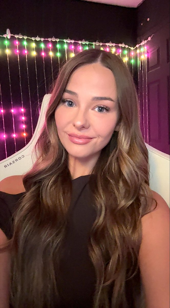 Saskkiii's tweet photo. hey, it’s been a minute, I’m live. Come say hi. 💖 https://t.co/EqC97ygSwW https://t.co/CKasrMUQC9