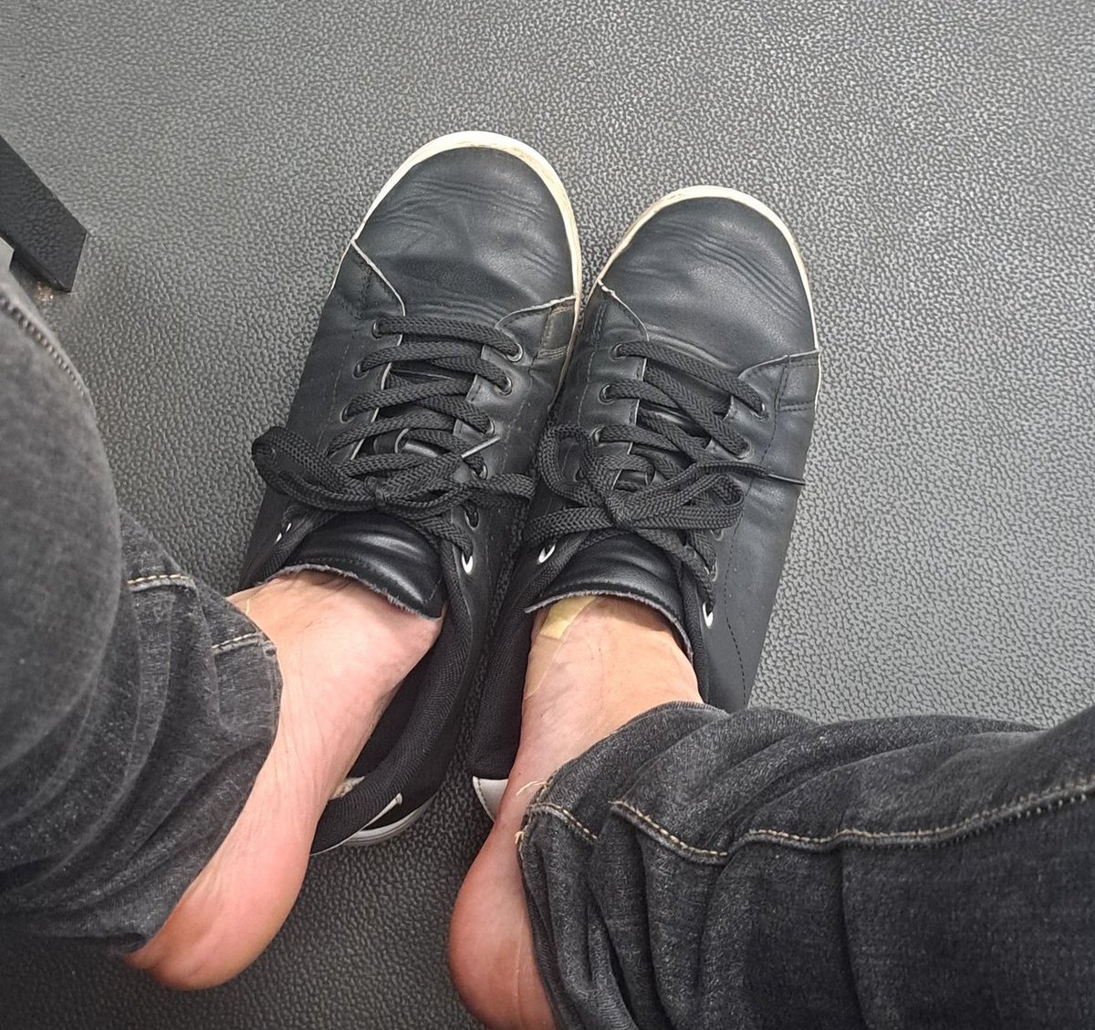 cotaroashi's tweet photo. このスニーカーも欲しい人いますか？
インソールが穴空いてます。
合革なんで結構臭いです。
臭い嗅ぎたい人いかがですか？ https://t.co/EHttGDv0fc