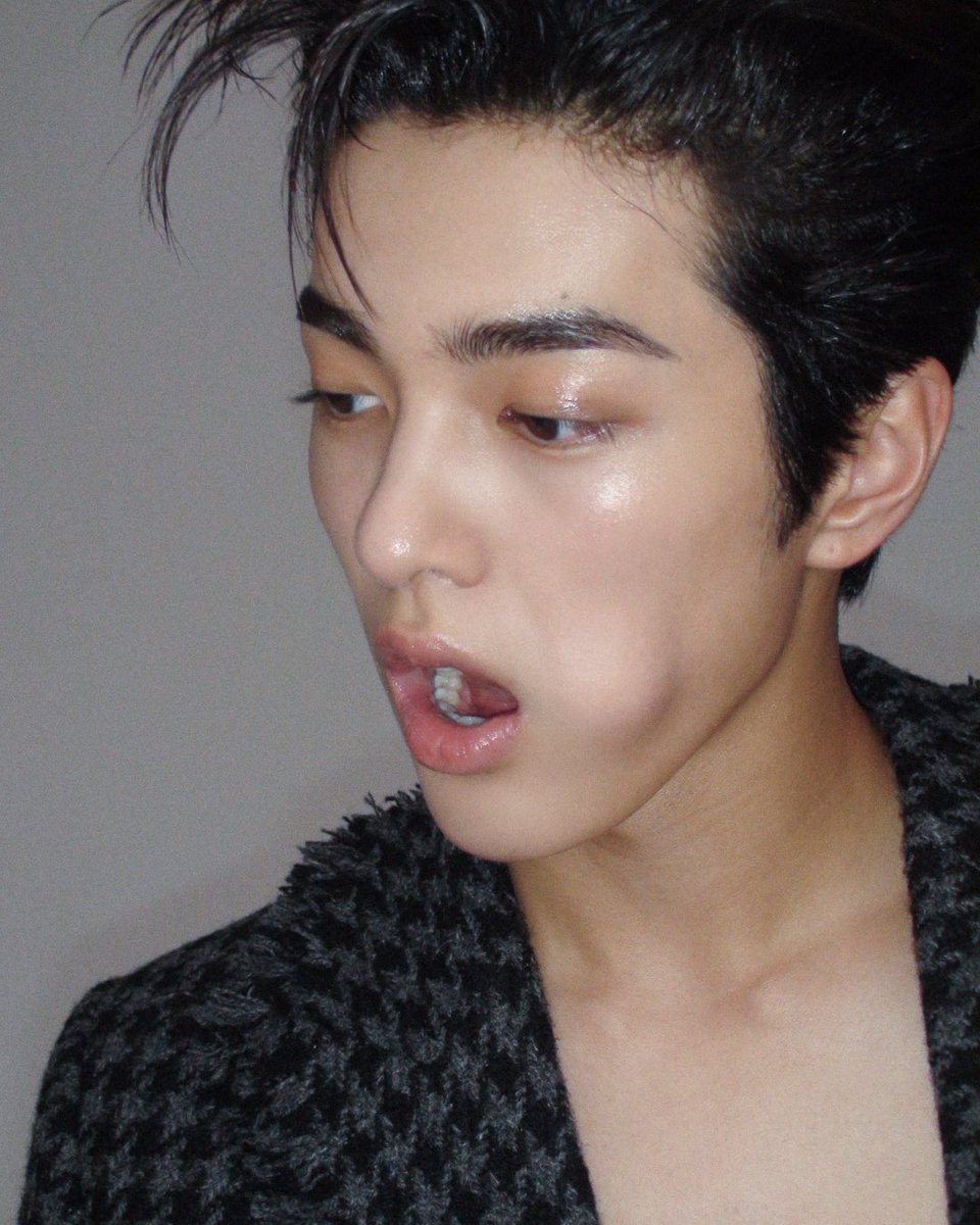 DazedKorea's tweet photo. FIRST SHOW FIRST PARIS #협찬

@cortis
@Dior  @jonathan.anderson

성현, 건호, 주훈의 시선과 손짓이 음악을 지나 조나단 앤더슨의 디올에 닿는다. 그들의 눈빛과 표정, 걸음이 디올 옴므의 실루엣 위로 한 박자씩 스며들 때, 믿음으로.

The gazes and gestures of SEONGHYEON, KEONHO, and JUHOON move beyond music and arrive at Jonathan Anderson’s Dior. As their eyes, expressions, and steps seep into the silhouettes of Dior Homme, one beat at a time, with belief. 
director MILKY
editor RYO
fashion PARK JIYEON, PARK SANGWOOK
photography TOM BLESCH
art SERI
hair KIM JEONGHYUN
makeup CHO YUNHA
production SUUN CONSULTANCY

Discover more in <DAZED> KOREA 2026 AUGUST Issue.