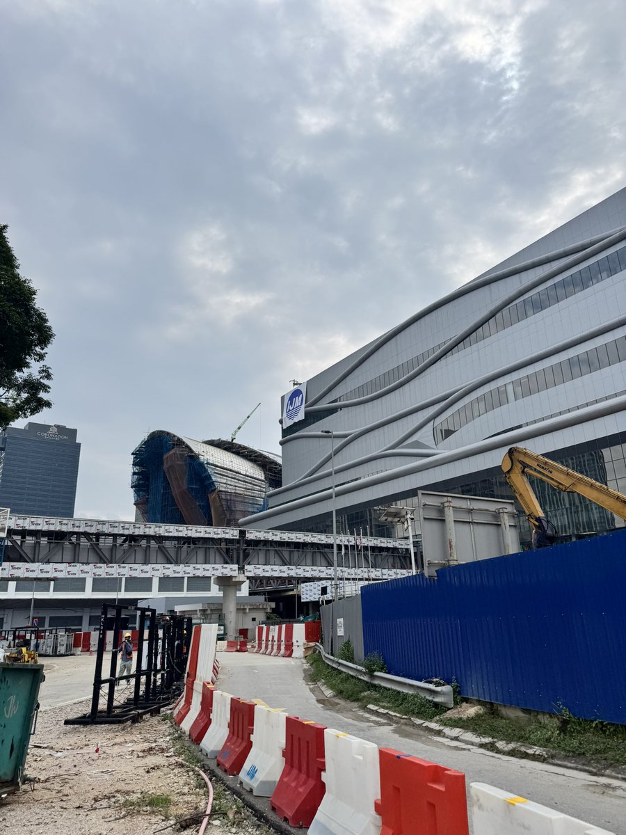 adriansyahyasin's tweet photo. Mengintip proses pembangunan MRT antar negara Malaysia - Singapura yang sebentar lagi rampung

Jalur MRT dari Bukit Chagar (Johor) ke Woodlands North yang terhubung dengan MRT TEL langsung ke City dan nantinya ke Changi akan dibuka tahun depan

Rangkaian keretanya juga sudah siap di depo

Melihatnya kayak men kita ngurus bus kota ke luar provinsi aja ribetnya setengah mati ini lagi MRT internasional 🫪