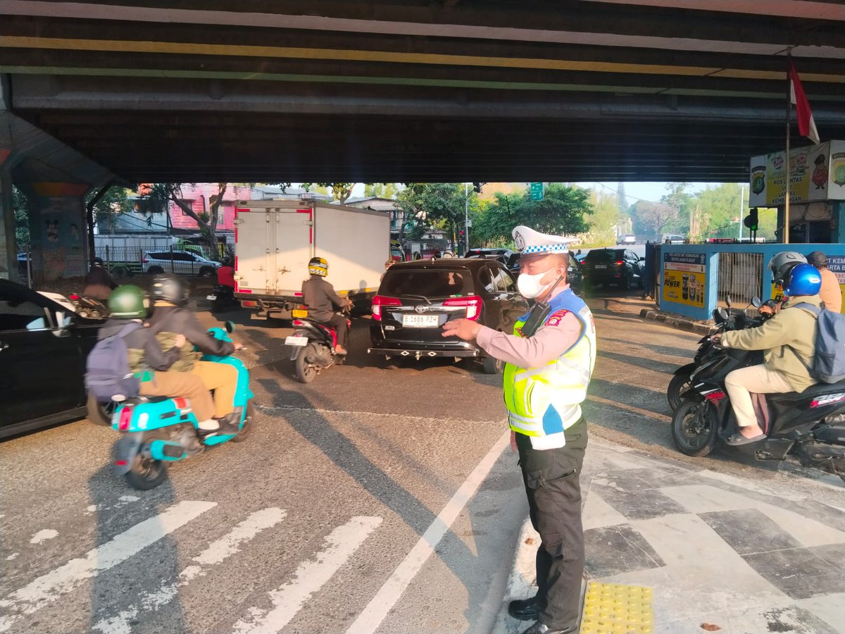 SonoraFM92's tweet photo. 07.37 Situasi lalu lintas dilampu merah Ring Road Puri Kembangan Jakbar terpantau ramai lancar. @TMCPoldaMetro https://t.co/AW1SGdI8J7