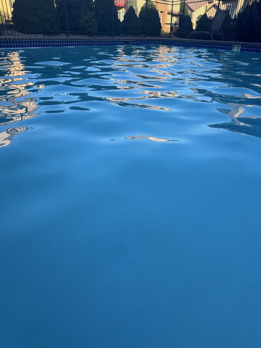 Jason_57's tweet photo. @RegionalTVCat Kids wanted to swim also watching it on my phone. https://t.co/Dohzc64PlJ