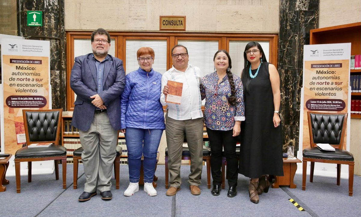 ddhh_scjn's tweet photo. 1/2 Hoy se presentó el libro "México: autonomías de norte a sur en escenarios violentos", actividad organizada por la Dirección General de Derechos Humanos y Justicia Pluricultural de la @SCJN. Un espacio para reflexionar sobre las violencias que enfrentan los pueblos indígenas. https://t.co/evw0YAAtb0
