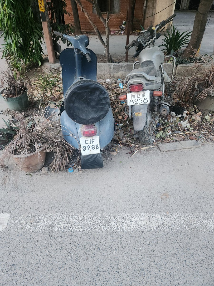 lhakme's tweet photo. @krishnabgowda @DKShivakumar @INCKarnataka @CMofKarnataka @siddaramaiah Not one to download apps, so these sitting there for X months @blrcitytraffic #karthikreddy @blrcitytraffic few feet before #chaitanyarechnoschool #hsrlayout on the opposite side. Guess only main areas are covered, so here goes. https://t.co/xGjP4wKDJ9