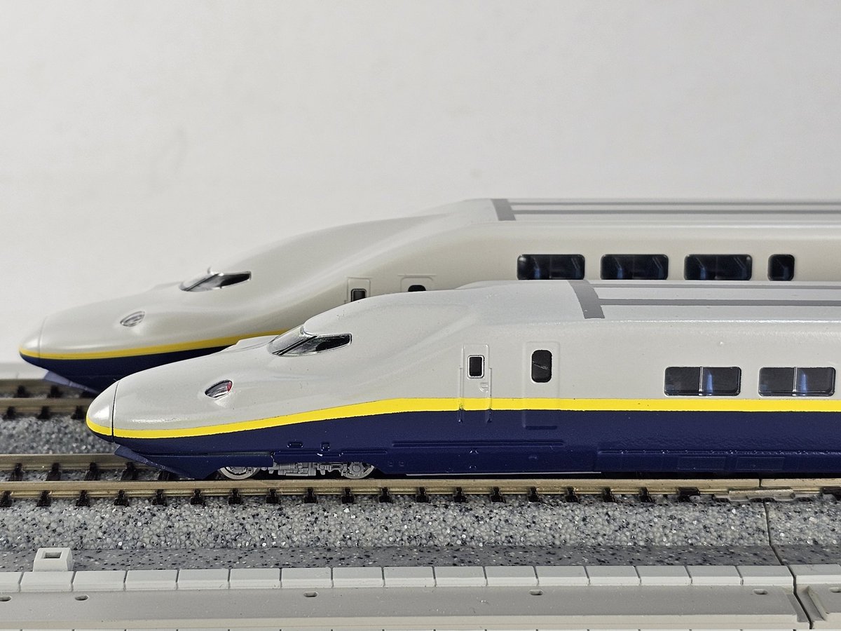 fujiyan913's tweet photo. 「一階建て新幹線MAX」完成しました‼️
完全に出オチ一発ネタの酷い車両になりました😂😂😂😂😂

ちゃんとした模型作るのに疲れたので息抜きにウソ電を…と思い思い付いたネタを詰め込んだら普通にハイカロリーな車両になりました(笑)

あれ？平屋のE4系スッキリして普通にカッコいいぞ…？😂😂😂
↓続く　#一階建て新幹線MAX