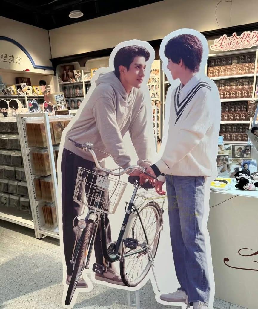 Pookiegansta's tweet photo. Look where Ayden signed in this photo card 😭😭😭 I know he wants to mark his Elio, but marking like this ???  
#Aylio #政瞳 https://t.co/0Tz52X1oQP