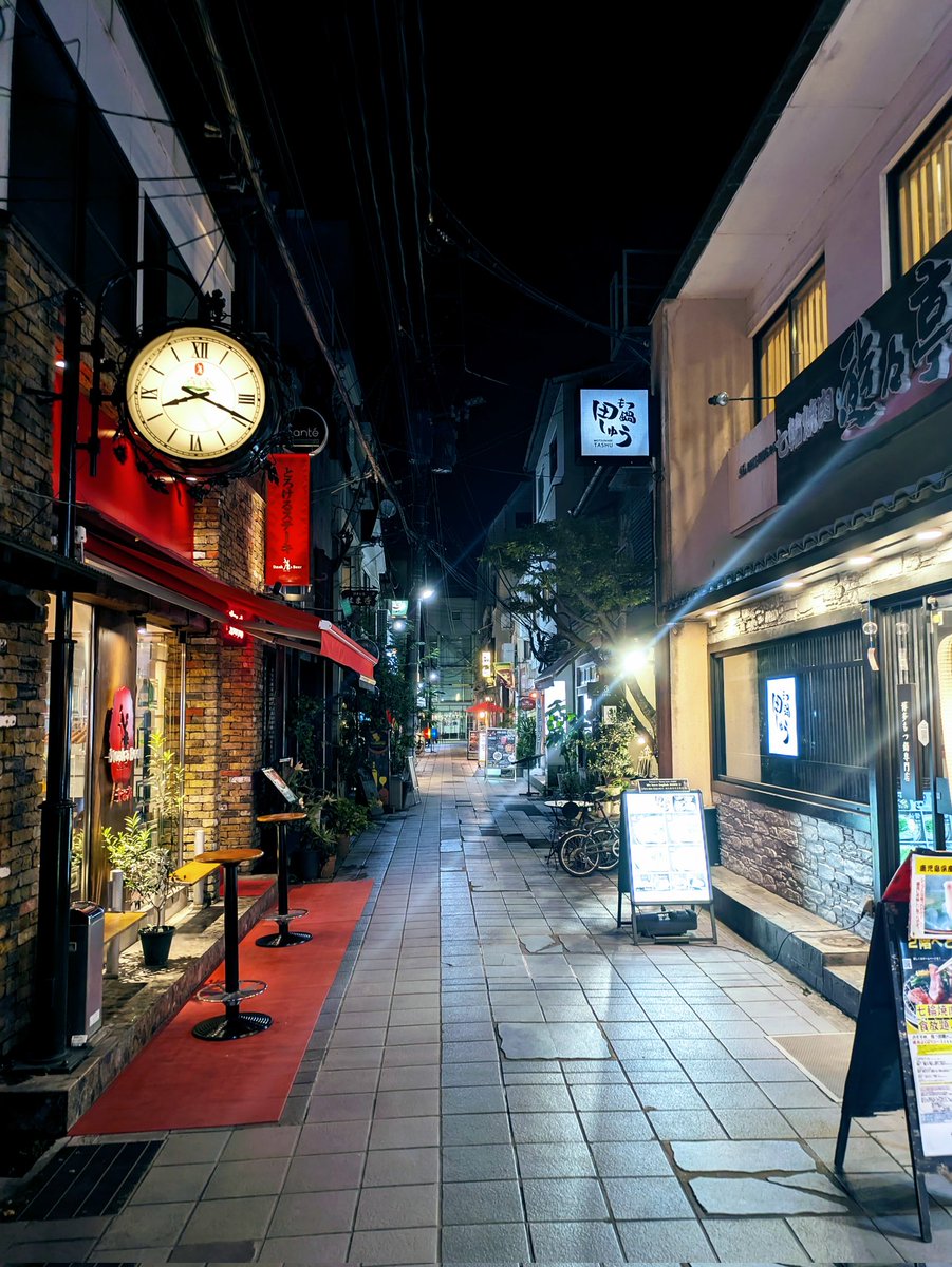 virtualpokopin's tweet photo. 裏路地の雰囲気が良かった https://t.co/H9qzvcsKQO