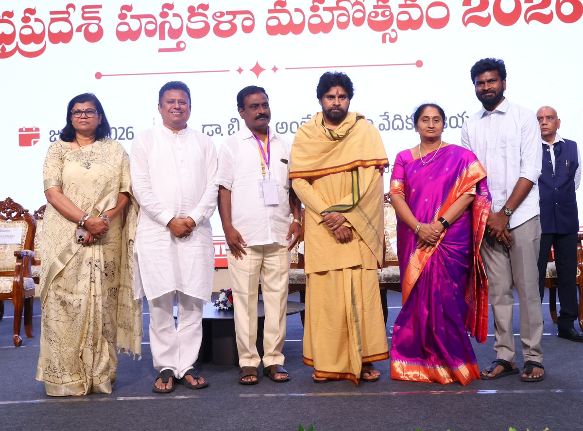 rdsprasad's tweet photo. విజయవాడ అంబేద్కర్ కళా వేదికలో జరిగిన "ఆంధ్రప్రదేశ్ హస్తకళా మహోత్సవం 2026" కార్యక్రమంలో ముఖ్య అతిథిగా పాల్గొన్న ఉప ముఖ్యమంత్రి శ్రీ పవన్ కళ్యాణ్ గారితో "రాష్ట్ర హస్తకళల అభివృద్ధి సంస్థ" చైర్మన్ హరి ప్రసాద్ గారు మరియు డైరెక్టర్ RDS ప్రసాద్ గారు తదితరులు. @PawanKalyan @lepakshiaphdc https://t.co/hFd73RoQm1