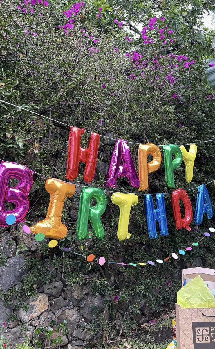 LaMejor's tweet photo. 🥳 #Yuridia comparte detalles del festejo del cumpleaños de su hijo #Benicio 🥰
Una celebración en familia y por un momento se convirtió en un “córrele que se moja el pastel” 🤭
Entre risas, pelotas y amigos y familia, la cantante celebró los 3 años de su segundo hijo, todo lo compartió en sus redes sociales y sus fans han llenado las fotos de corazones y felicitaciones para su pequeño.
¿Qué te parece la celebración? 👇🏼
#LaMejorFlashazo 🤠