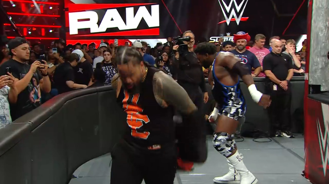 theusotwinzcom's tweet photo. #WWERaw #TheUsos #BigJim https://t.co/EX7A0TQoBV