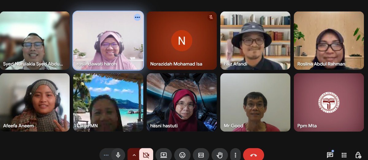 PPM_MTA's tweet photo. 11 peserta, satu kelas, dan pelbagai ilmu penyuntingan dibawa pulang!

Pada 11 Julai lalu, seramai 11 peserta telah mengikuti Kursus Penyuntingan Terjemahan Bahasa Melayu bersama Dr. Syed Nurulakla Syed Abdullah.

Sepanjang kursus, peserta bukan sahaja mempelajari selok-belok penyuntingan, malah berpeluang meneliti kesalahan, membincangkan pilihan bahasa dan memahami bahawa kerja menyunting bukan sekadar membetulkan ejaan dan tatabahasa. Ada banyak perkara yang perlu difikirkan sebelum sesuatu teks benar-benar boleh dikatakan “sudah siap”! 

Walaupun dalam kumpulan yang kecil, suasana kursus berlangsung dengan santai, interaktif dan sarat dengan perkongsian ilmu.

Terima kasih kepada Dr. Syed atas perkongsian ilmu dan pengalaman, serta kepada kesemua 11 peserta yang bersama-sama memeriahkan kursus kali ini.

Semoga selepas ini, semakin tajam mata melihat kesalahan, semakin teliti menyunting teks, dan semakin sukar membaca papan tanda tanpa ternampak kesalahan bahasa! 

Jumpa lagi dalam kursus PPM yang seterusnya!

#PPM #PersatuanPenterjemahMalaysia #Penyuntingan #BahasaMelayu #Penterjemahan #PembangunanProfesional