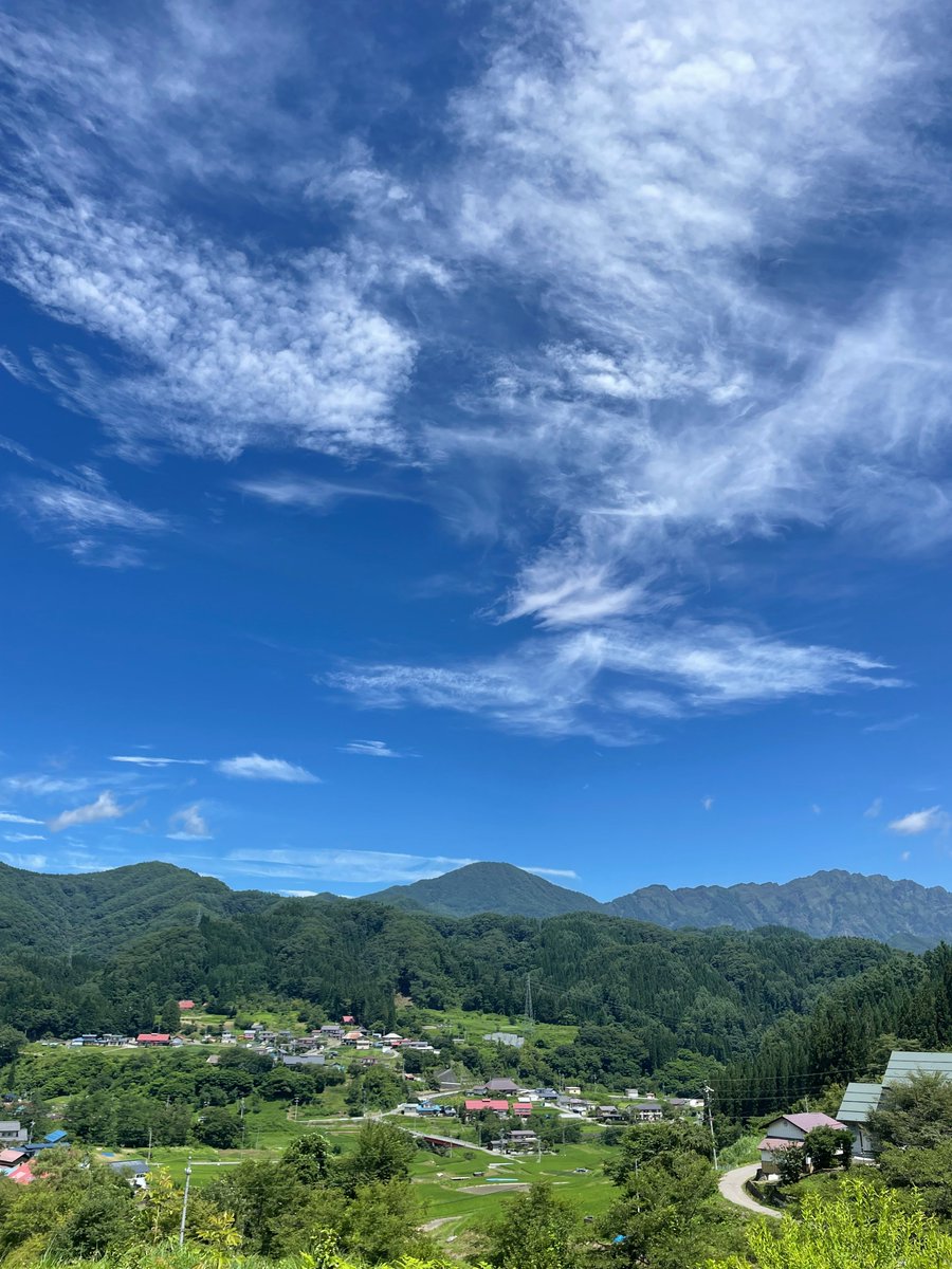 kinasatiku's tweet photo. \ おはこんばんちは🌞/
鬼無里の樽地区から望む「一夜山」と「西岳」です🏔いい眺め～✨ https://t.co/jL4TfZdU45