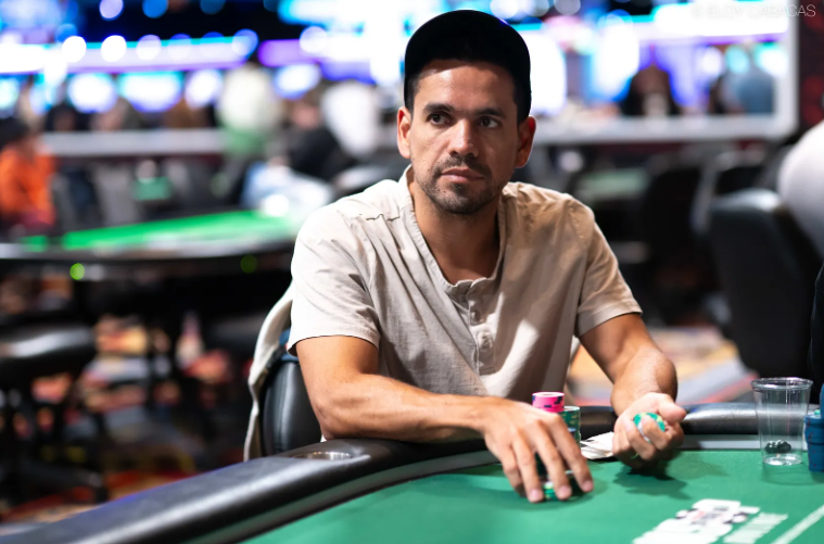 PokerRed_LAT's tweet photo. #WSOP2026 🇺🇸

Alex Manzano 🇨🇱 fue 🥈 en el Evento #87 PLO Mystery Bounty $1K y quedó a un solo paso de ganar su segundo brazalete en la @WSOP. 

Noticia 👇
https://t.co/UEPGOFyMkz https://t.co/kxt3RYyNN4