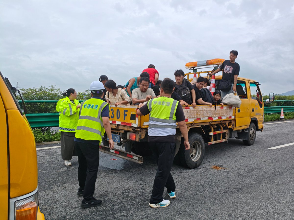 AndQingfeng's tweet photo. 近日广西多地遭遇持续性强降雨引发灾情严峻的防汛救灾形势牵动着全国人民的心千里之外山东闻汛而动济南、青岛、烟台、临沂等地应急救援队伍闻令出征踊跃奔赴广西���汛救灾一线
 “哪里有困难 哪里就有山东人” https://t.co/3so4lNqJDA