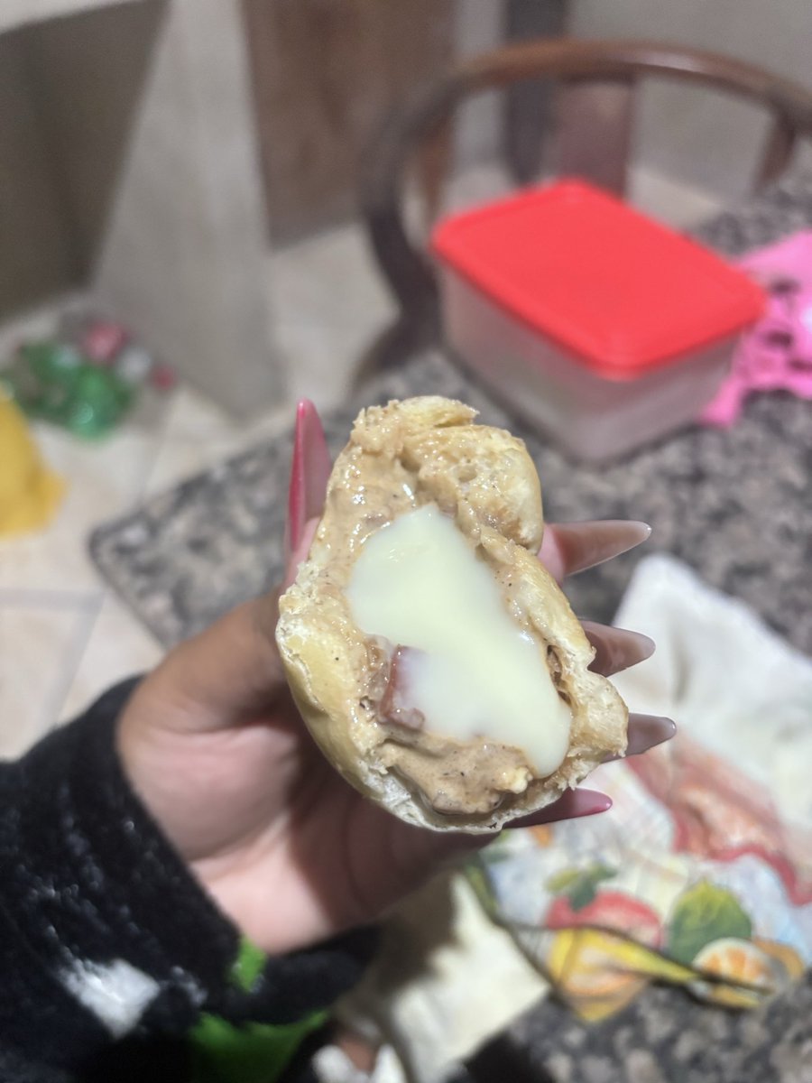 sr_crf's tweet photo. gente fiz a melhor combinação do mundo pao + molho de calabresa + pasta de alho c azeite + queijo mofado ja meio em pasta + geleia de pimenta + shoyu + noz moscada + oregano + leite condensado SERIO experiência gastronômica https://t.co/6KRbRaUSj8