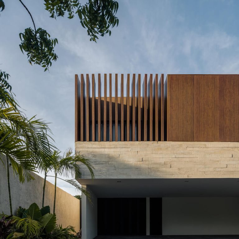 archiscan's tweet photo. Concrete doesn’t have to feel heavy. This design is all about balance, sturdy on the outside, but open, airy, and centered on the garden within. Really refreshing take on a home. Nature-inspired living at its best. 📐🌿

By : Arkham Projects 
📍Mexico
#house https://t.co/XyGwkGGWy4
