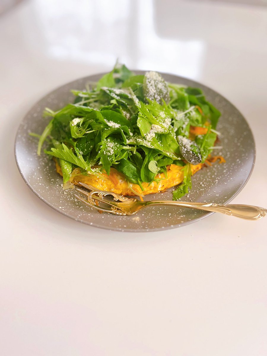 Cheese_Crouton's tweet photo. 我が家の朝の定番
お野菜たっぷりのオムレツ✨

細切りにしたニンジン🥕と玉ねぎとシーチキンで作ったオムレツに、パセリか、ベビースピナッチをたっぷりのせて、ケーキの様に切り分けて、ケチャップを少しつけて頂きます。 https://t.co/CKx7HhkbZe