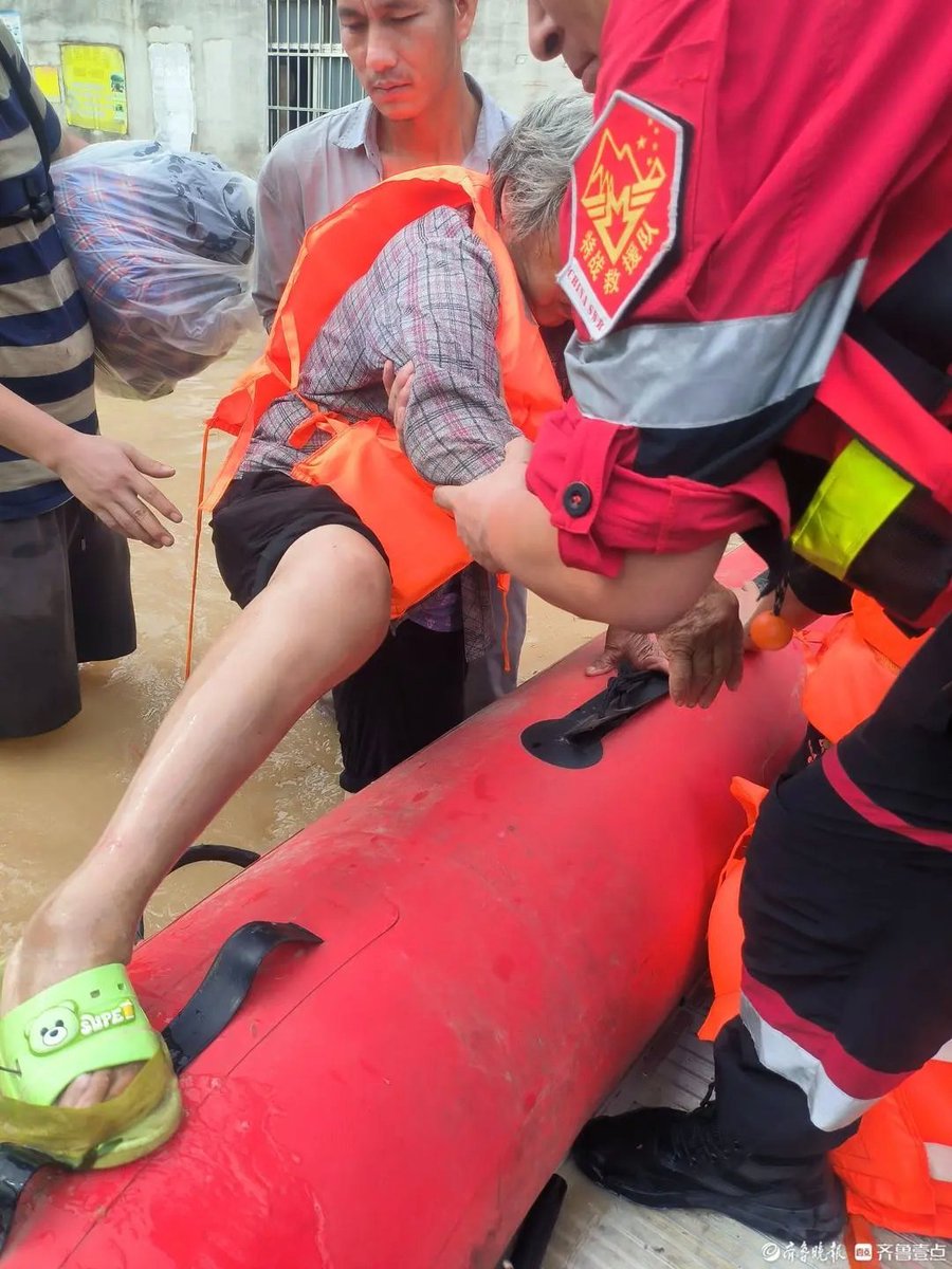 AndQingfeng's tweet photo. 近日广西多地遭遇持续性强降雨引发灾情严峻的防汛救灾形势牵动着全国人民的心千里之外山东闻汛而动济南、青岛、烟台、临沂等地应急救援队伍闻令出征踊跃奔赴广西防汛救灾一线
 “哪里有困难 哪里就有山东人” https://t.co/eGrwpJqU3T