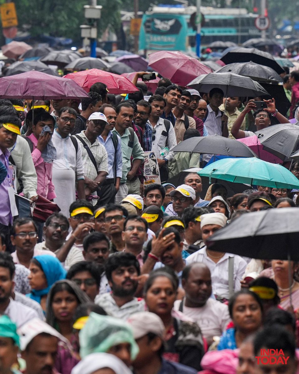 IndiaToday's tweet photo. Primary school teachers take part in a protest march organised by the Usthi United Primary Teachers' Welfare Association, demanding a resolution of TET-related issues, in Kolkata, West Bengal, Monday.
#Kolkata #WestBengal #TeachersProtest #TET #Education #ITPhotoblog https://t.co/lwa80TYsXb