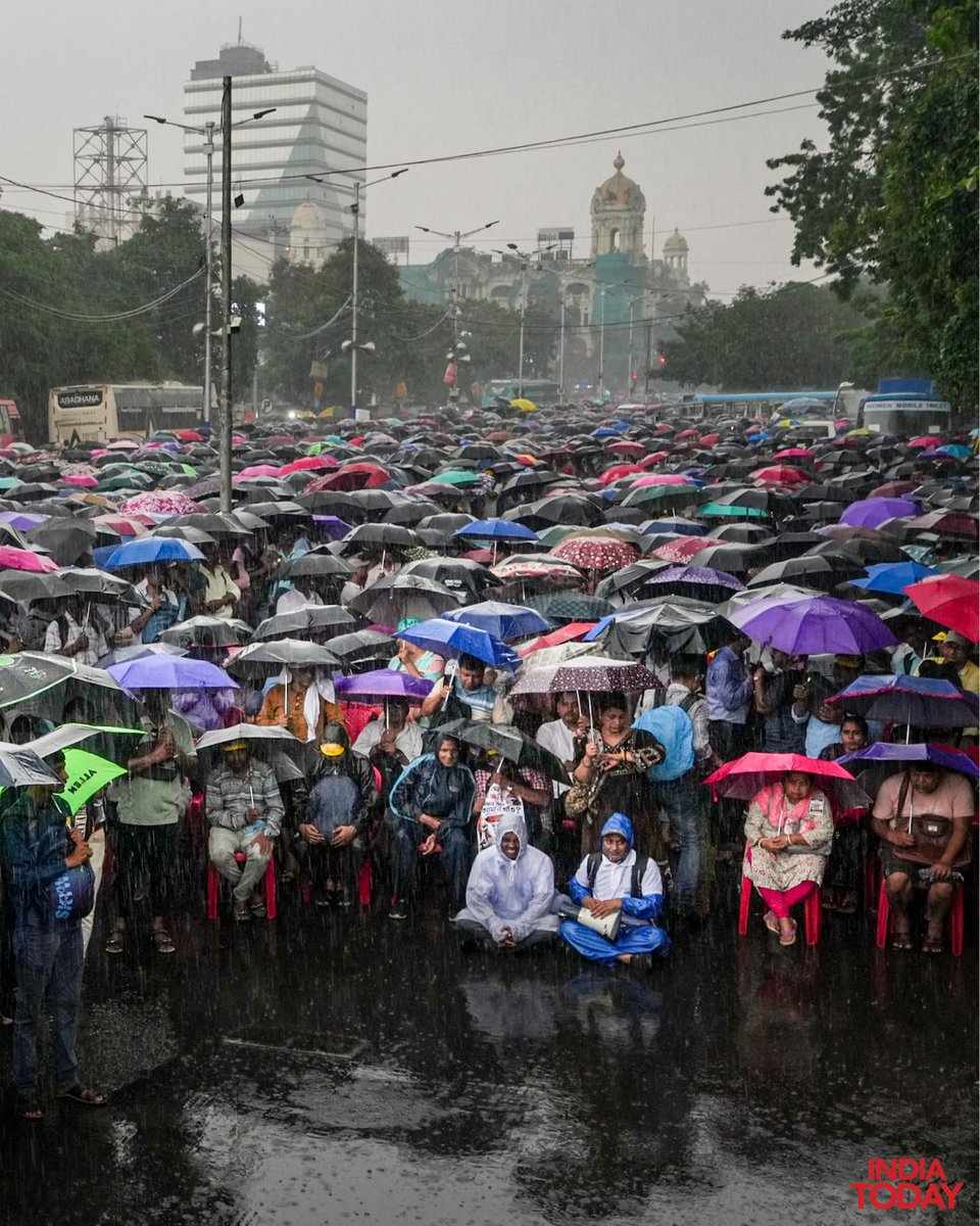 IndiaToday's tweet photo. Primary school teachers take part in a protest march organised by the Usthi United Primary Teachers' Welfare Association, demanding a resolution of TET-related issues, in Kolkata, West Bengal, Monday.
#Kolkata #WestBengal #TeachersProtest #TET #Education #ITPhotoblog https://t.co/lwa80TYsXb