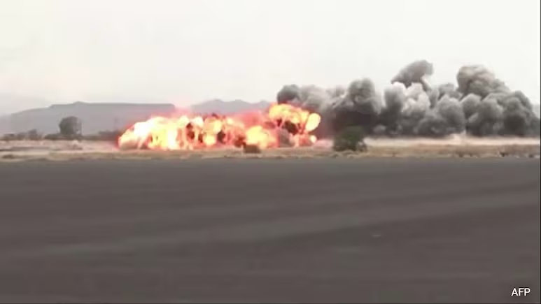 NDTVWorld's tweet photo. Yemen Claims Strike On Sanaa Airport, Houthis Attack Saudi Arabia
https://t.co/695ZoM2zUP https://t.co/njl1Hl1ndQ