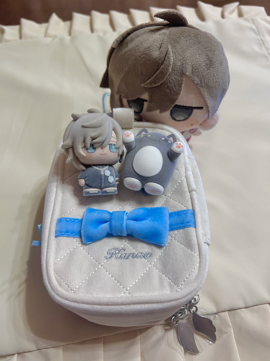 lovelykanae2434's tweet photo. グッズ届きました˙˚ʚ✞ɞ˚˙

素敵なグッズありがとうございます！

フロッキーマスコットが可愛いし ポーチのチャームが天使の羽なのも可愛いし、トートバッグの刺繍も可愛いし、砂時計モチーフのペンラも素敵♡𓈒𓏸︎︎︎︎

 #叶_2ndライブ https://t.co/6wSiiQz0QZ