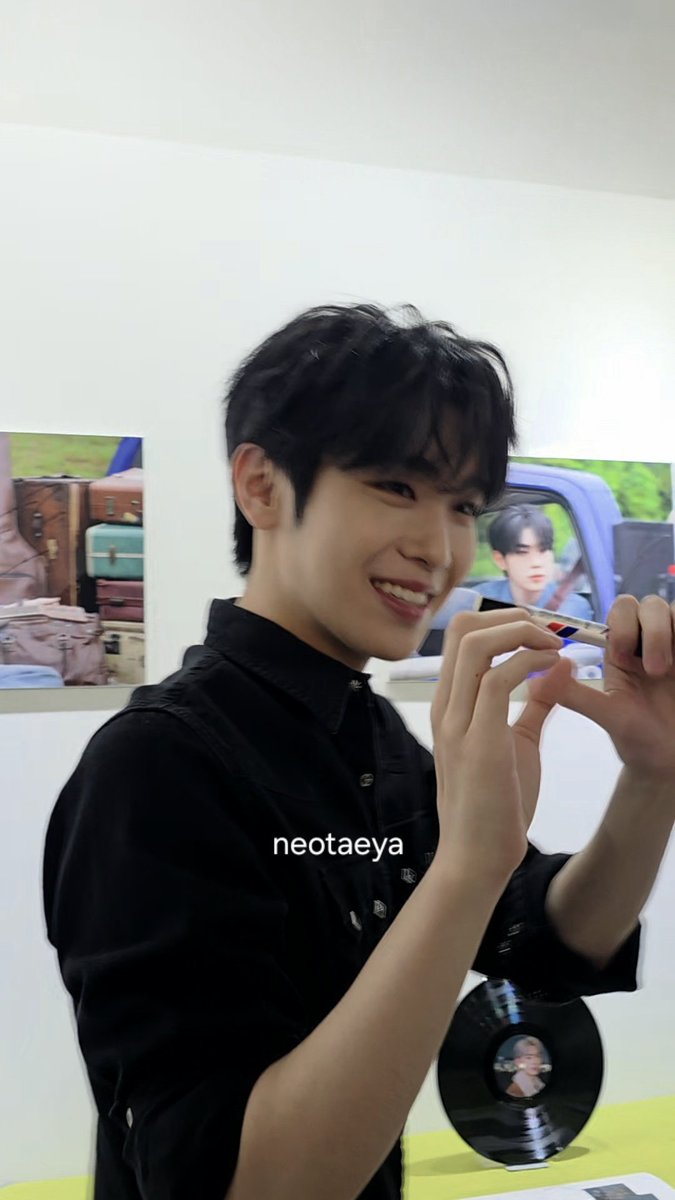 neotaeya's tweet photo. 나도 어제 태래 만났지!!
생일 하루전에 볼 수 있게 돼서 너무 좋았고 어제 꿀타래들 보고 태래를 좋아하고 응원하는 사람들이 이렇게나 많다는 걸 느꼈으면 좋겠어 🥹

우리 태래 생일 너무너무 축하해!! 💛

RAECING TO THE TOP
#24thLapWithTaerae
#세상을_물들일_태래_생일축하해
#HAPPYTAERAEDAY https://t.co/nrTqyML6V8