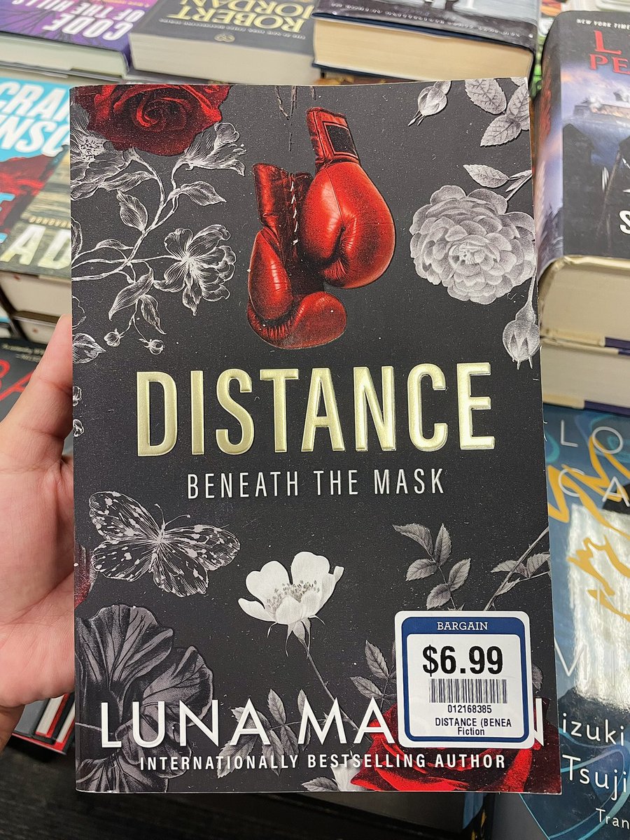 allthingsrubyyy's tweet photo. It's one thing to be into books, but it's another when they're romance novels. They don't just entertain you, they make you crave a love that's intentional. 🤍📖 https://t.co/z5S3Ohqzfi