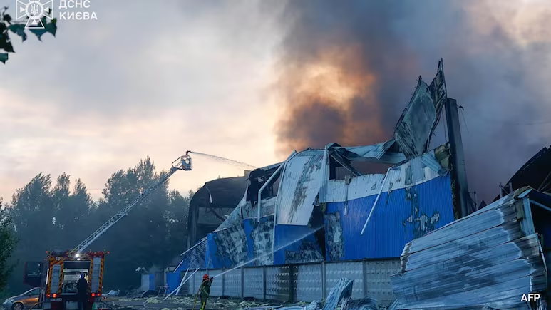 NDTVWorld's tweet photo. Series Of Blasts Heard In Kyiv After Missile Alert
https://t.co/lult4mvKIV https://t.co/VqynyTWeoP